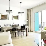 Abbott Apartment - 1 Min From The Beach - 100M2 - Sleeps 8