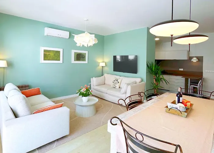 Abbott Apartment - 1 Min From The Beach - 100M2 - Sleeps 8