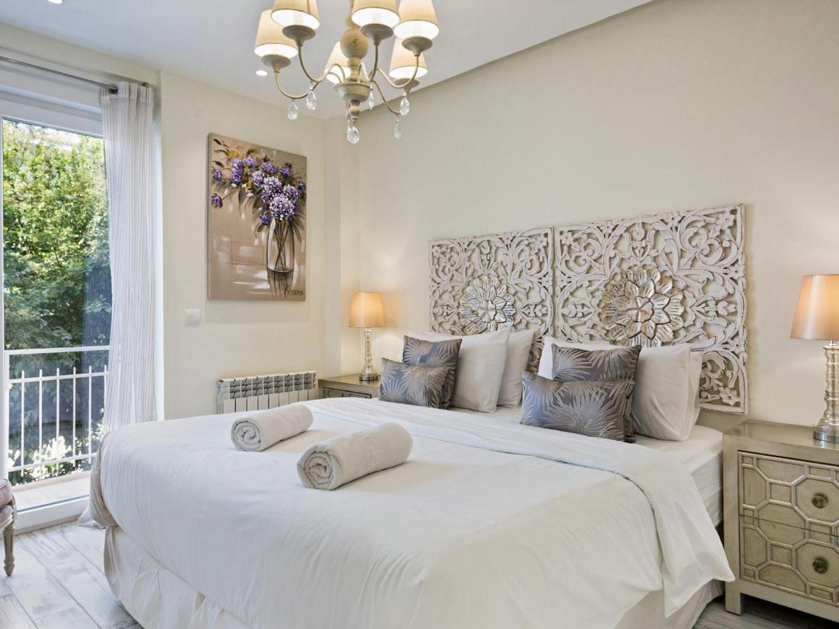 Apartment Spaces Mediterranean 4 Bedroom, 4 Bathroom, Huge Terrace, Jacuzzi- Sleeps 9 Sitges