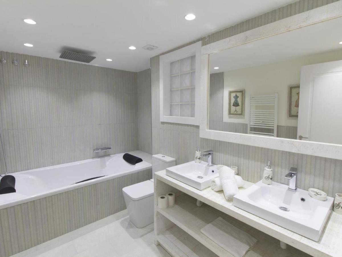 Spaces Mediterranean 5 Bedrooms, 4 Bathrooms, 75m2 Terrace, Centre Sitges- Sleeps 11 Appartement *