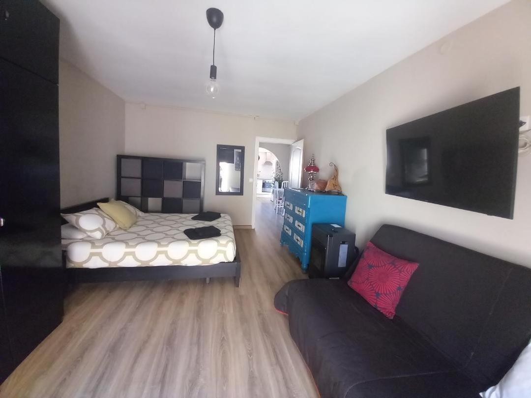 Mediterranean Flat In The Centre Of