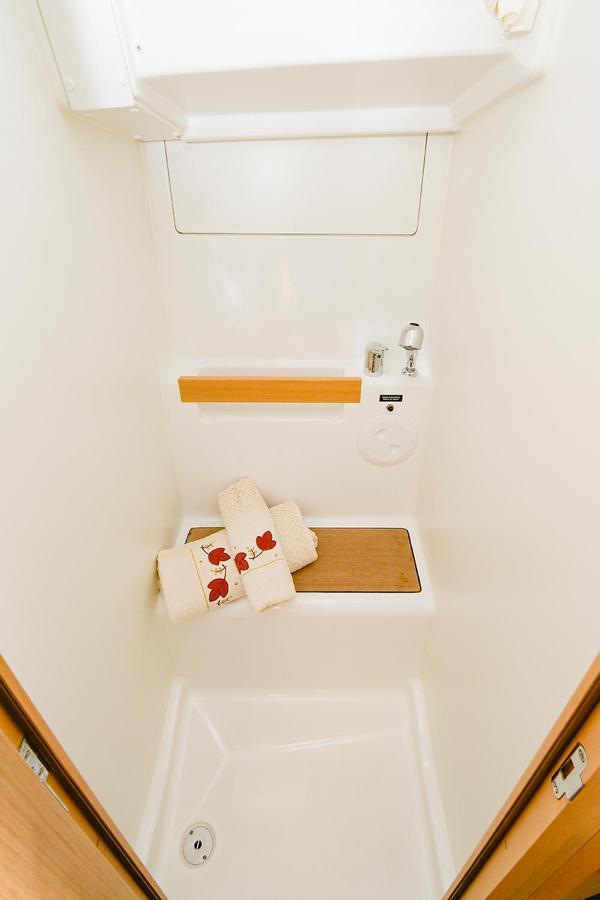 Botel Oceanis 38 *