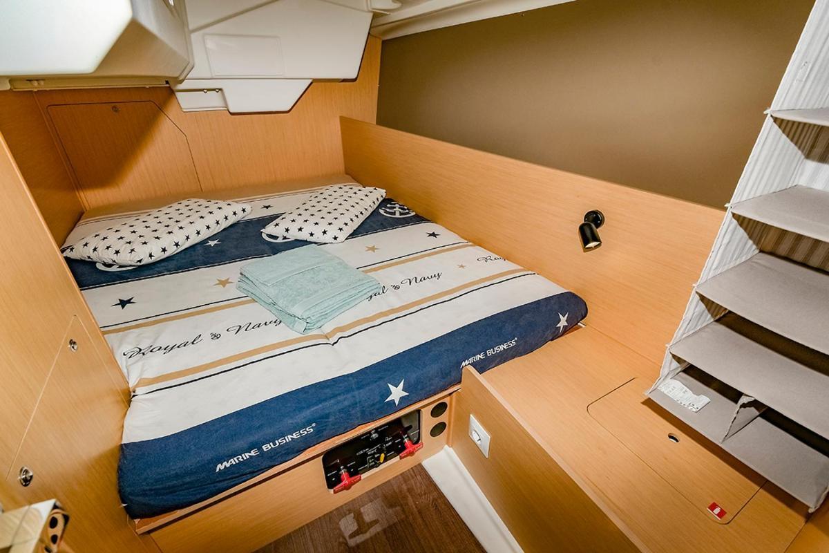 Botel Oceanis 38 Sitges