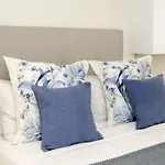 Sitges Spaces Oasis Suites- 4 Bedroom, 4 Ensuite Bathrooms, Terrace, Pool, Sitges Centre