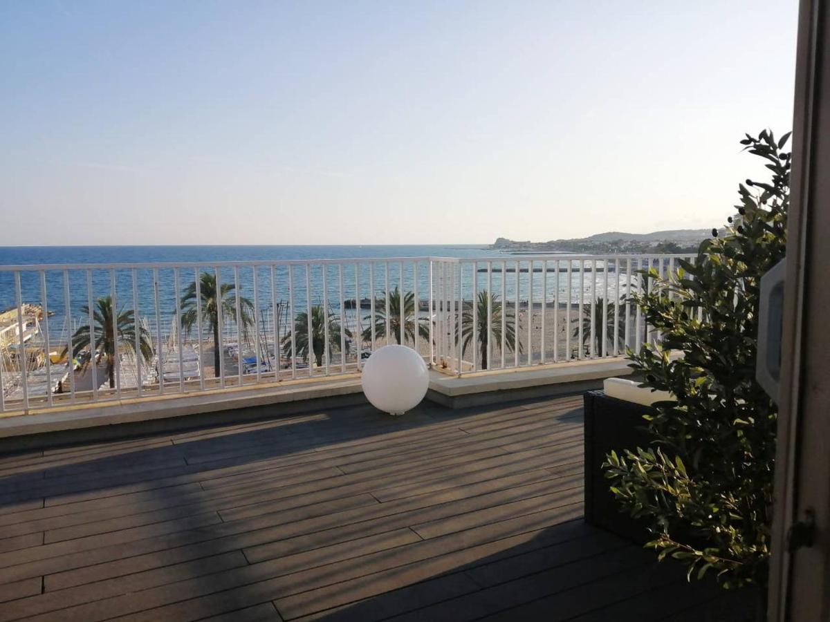 Atico Con Fantasticas Vistas Al Mar Y La Iglesia Apartamento Sitges