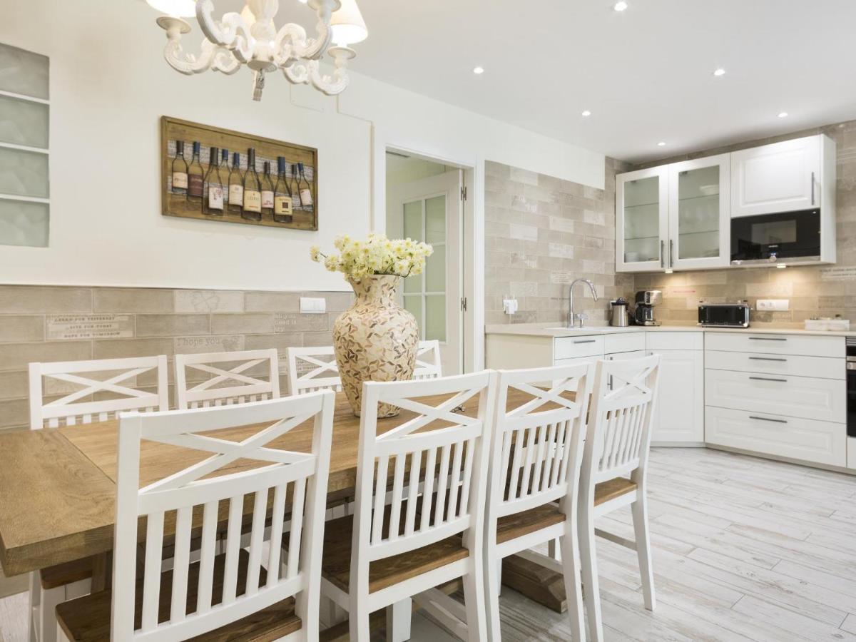 Spaces Mediterranean 4 Bedroom, 4 Bathroom, Huge Terrace, Jacuzzi- Sleeps 9
