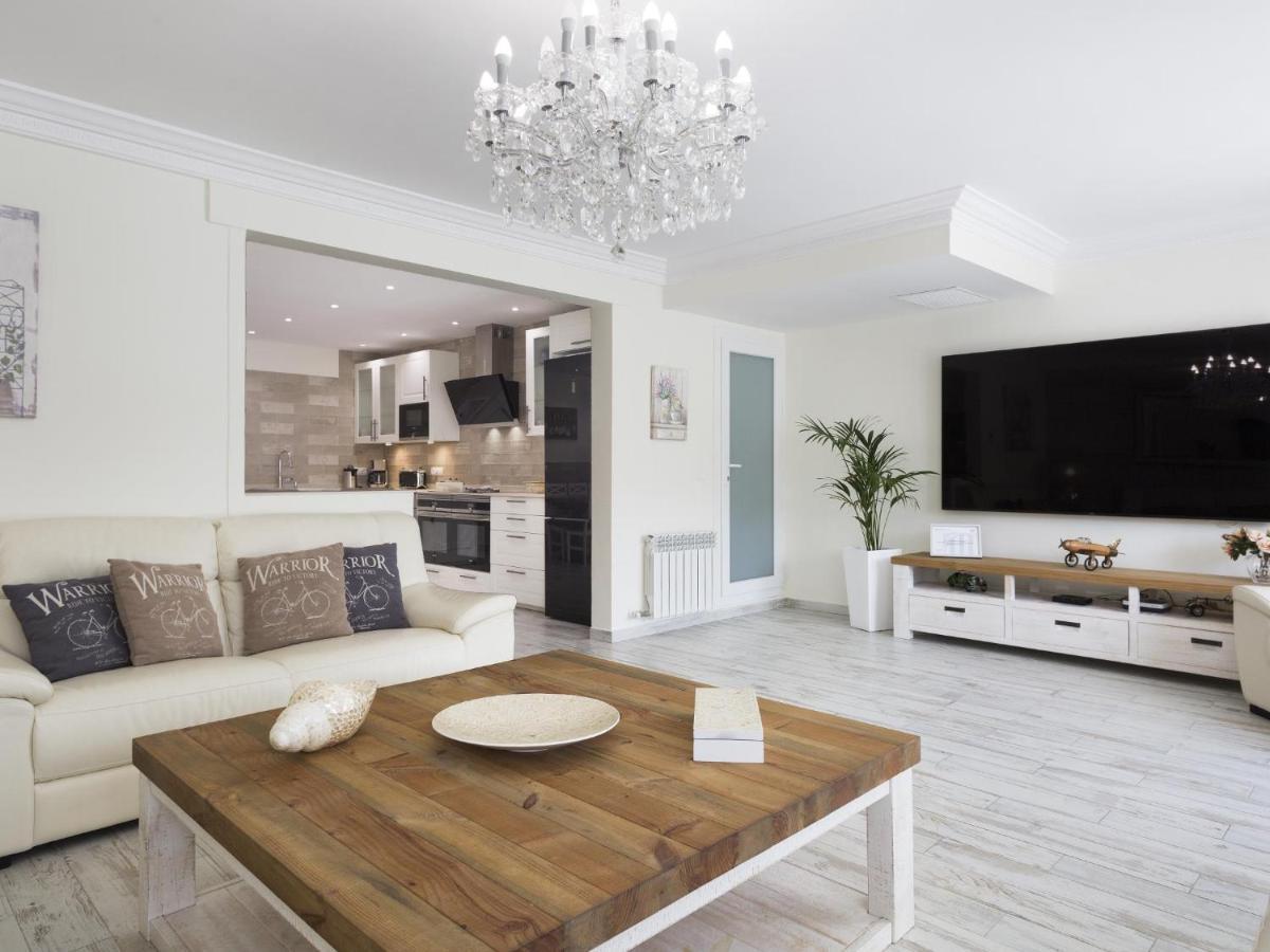 Apartment Spaces Mediterranean 4 Bedroom, 4 Bathroom, Huge Terrace, Jacuzzi- Sleeps 9 *