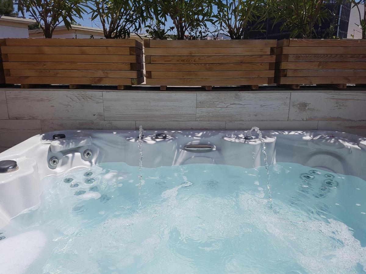 Spaces Mediterranean 4 Bedroom, 4 Bathroom, Huge Terrace, Jacuzzi- Sleeps 9 * Sitges