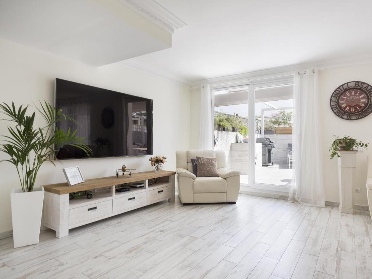 Spaces Mediterranean 4 Bedroom, 4 Bathroom, Huge Terrace, Jacuzzi- Sleeps 9 * Sitges