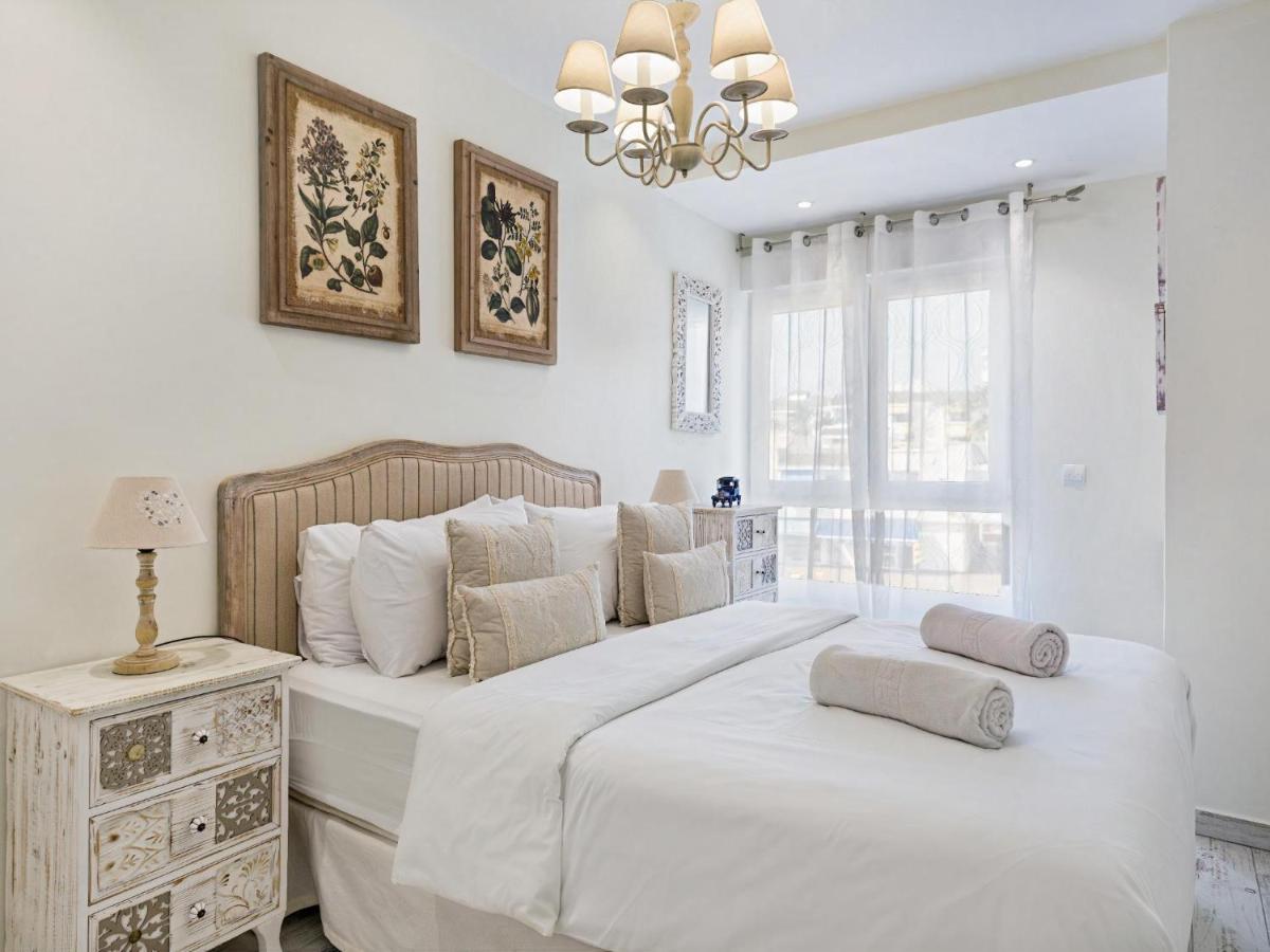 Spaces Mediterranean 4 Bedroom, 4 Bathroom, Huge Terrace, Jacuzzi- Sleeps 9 Apartment