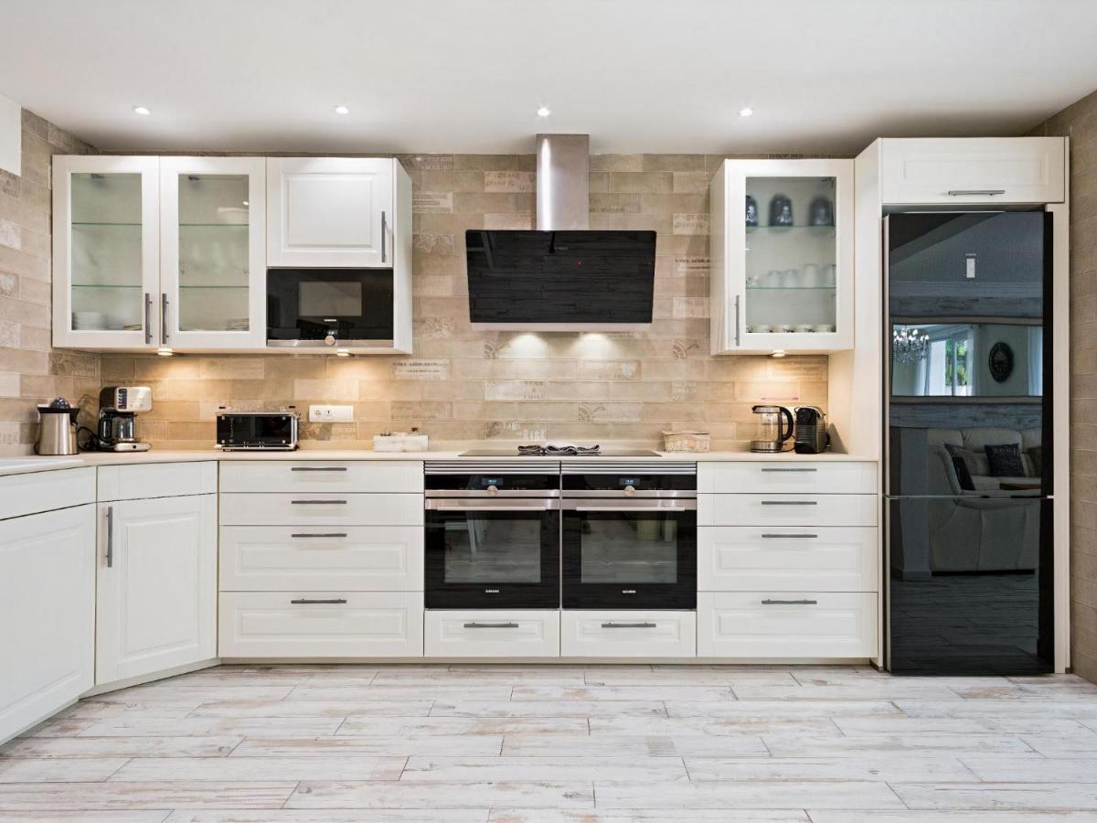 Apartment Spaces Mediterranean 4 Bedroom, 4 Bathroom, Huge Terrace, Jacuzzi- Sleeps 9 Sitges