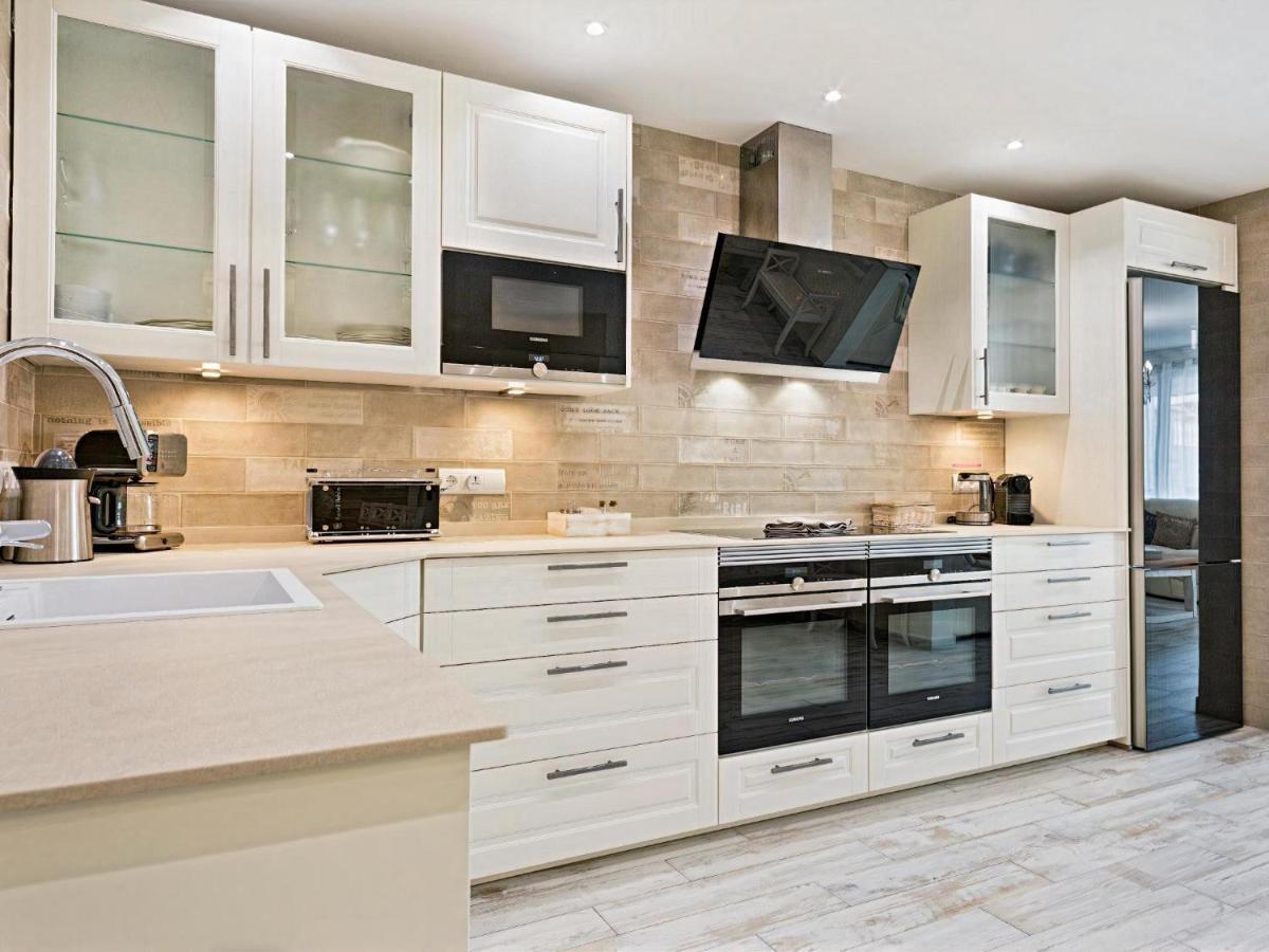 Spaces Mediterranean 4 Bedroom, 4 Bathroom, Huge Terrace, Jacuzzi- Sleeps 9