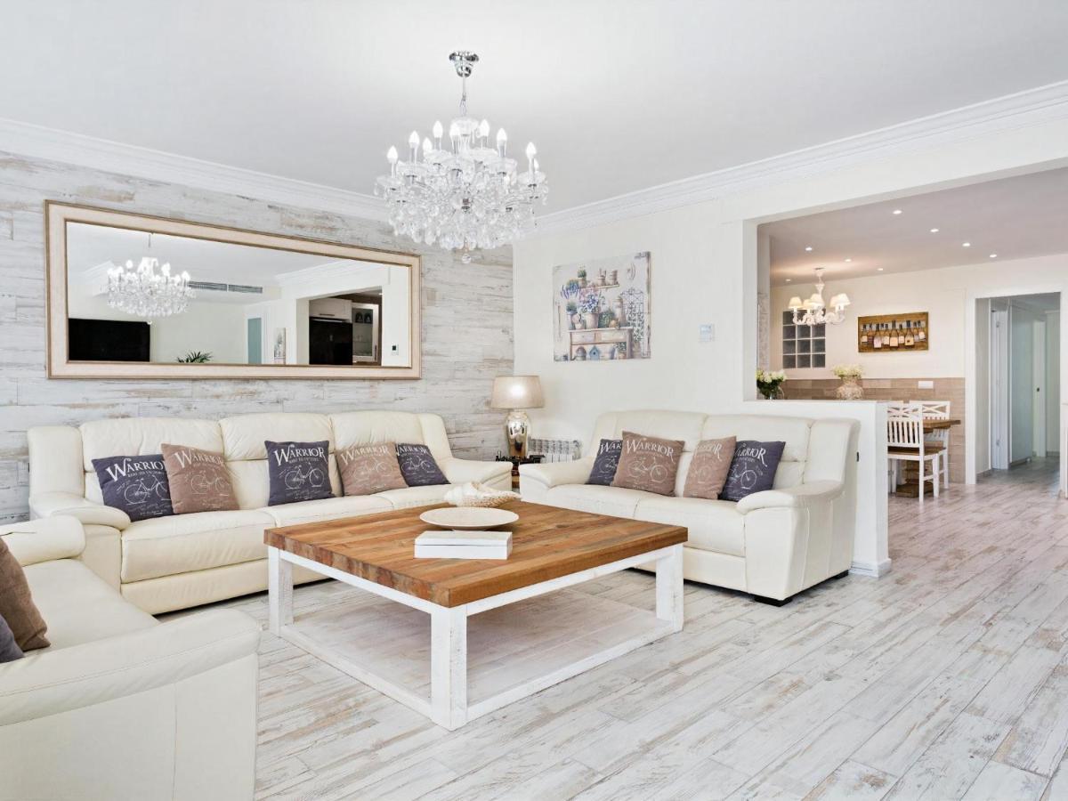 Spaces Mediterranean 4 Bedroom, 4 Bathroom, Huge Terrace, Jacuzzi- Sleeps 9 *