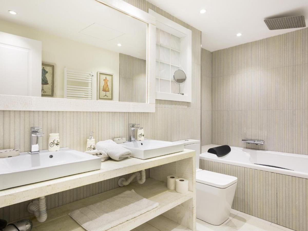Spaces Mediterranean 4 Bedroom, 4 Bathroom, Huge Terrace, Jacuzzi- Sleeps 9