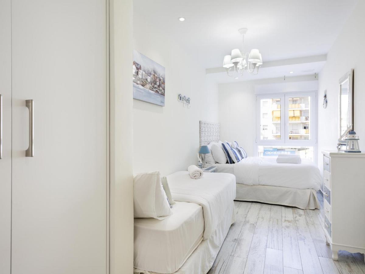Apartment Spaces Mediterranean 4 Bedroom, 4 Bathroom, Huge Terrace, Jacuzzi- Sleeps 9 Sitges