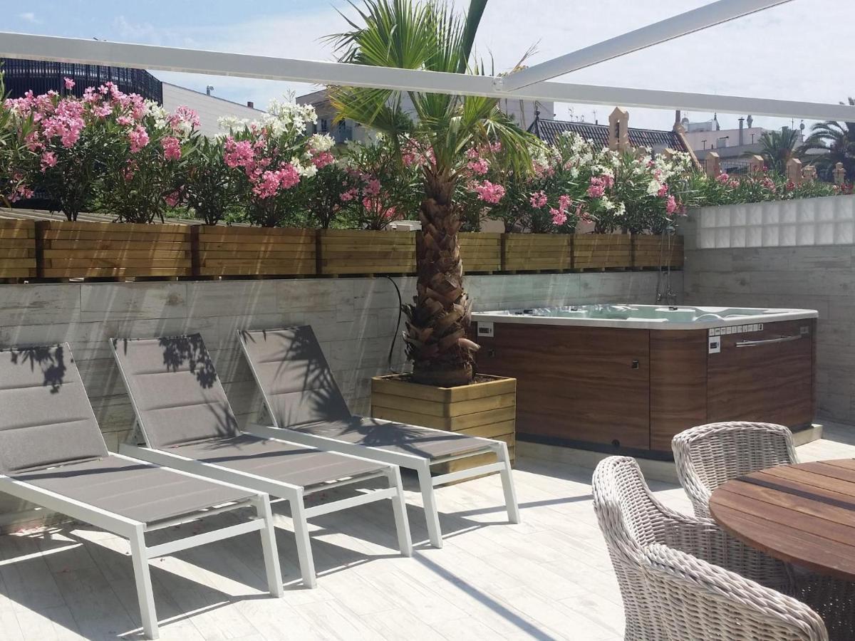 Spaces Mediterranean 4 Bedroom, 4 Bathroom, Huge Terrace, Jacuzzi- Sleeps 9 Apartment