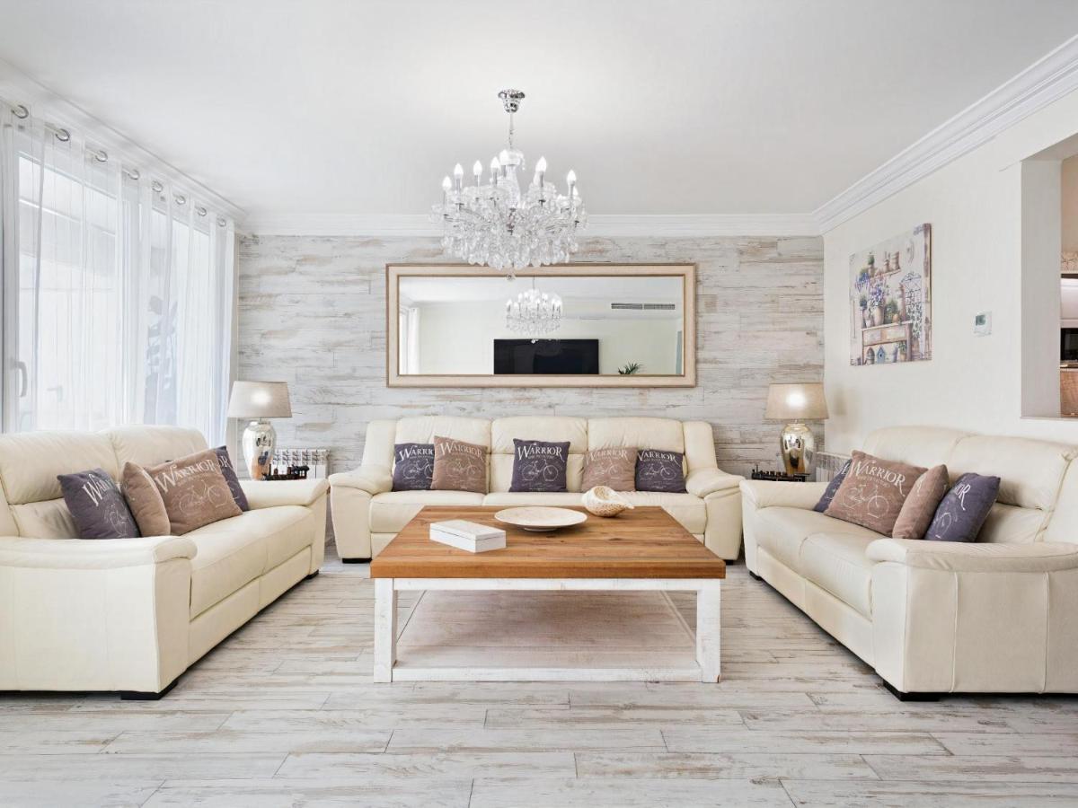 Spaces Mediterranean 4 Bedroom, 4 Bathroom, Huge Terrace, Jacuzzi- Sleeps 9 Sitges