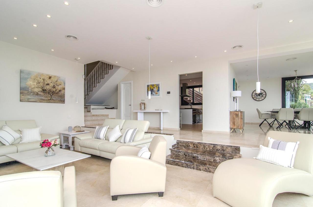 Spaces Sea View Villa- 6 Bedrooms, 5 Bathrooms, 2 Private Pools, Near Center *