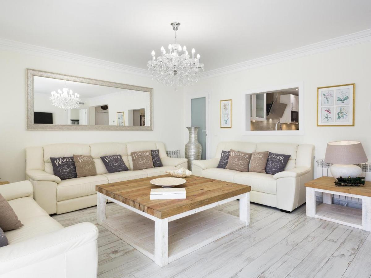 Spaces: Mediterranean Beachfront With Spacious Terrace *