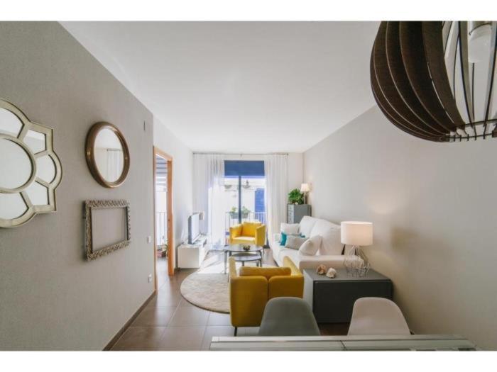 Apartment Spaces Deluxe Apartment- 3 Bedroom, 2 Bathroom, Next To Beach, Sleeps 6 Sitges