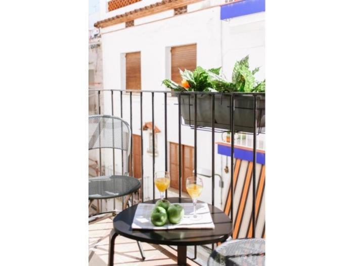Apartment Spaces Deluxe Apartment- 3 Bedroom, 2 Bathroom, Next To Beach, Sleeps 6 Sitges