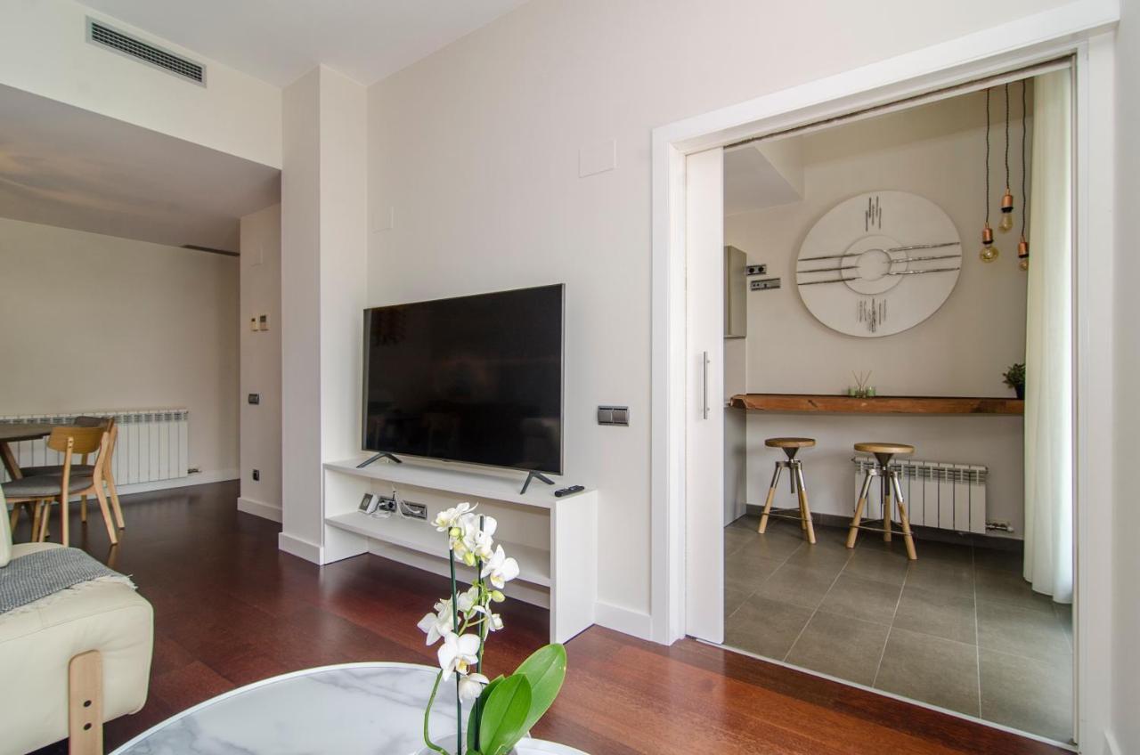Apartment Spaces Garden Paradise 3 Bedroom, 3 Bathroom, Huge Private Garden-terrace, Pool- Sleeps Up To 8 *