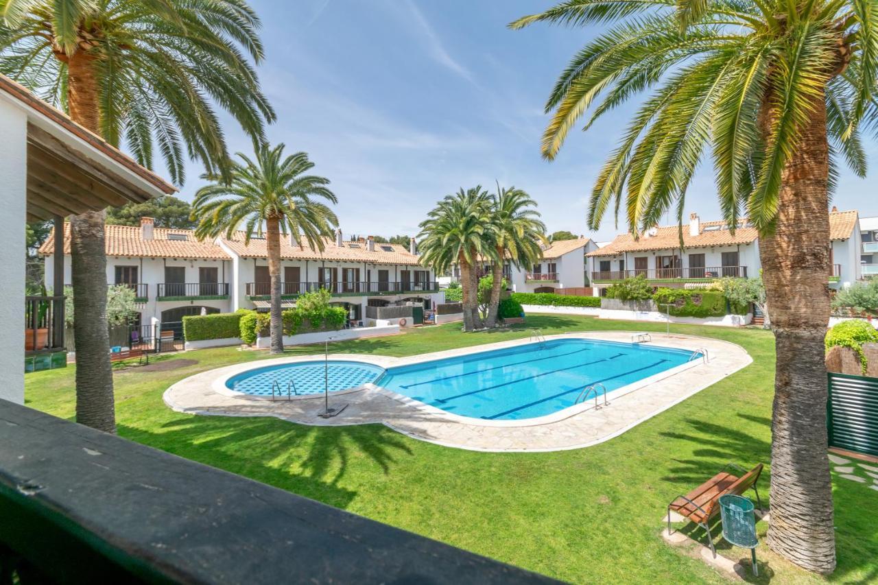 Paola: Preciosa Casa Pareada Con Piscina Sitges