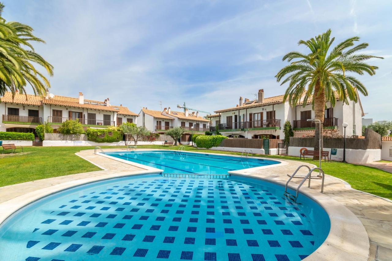 Paola: Preciosa Casa Pareada Con Piscina Sitges