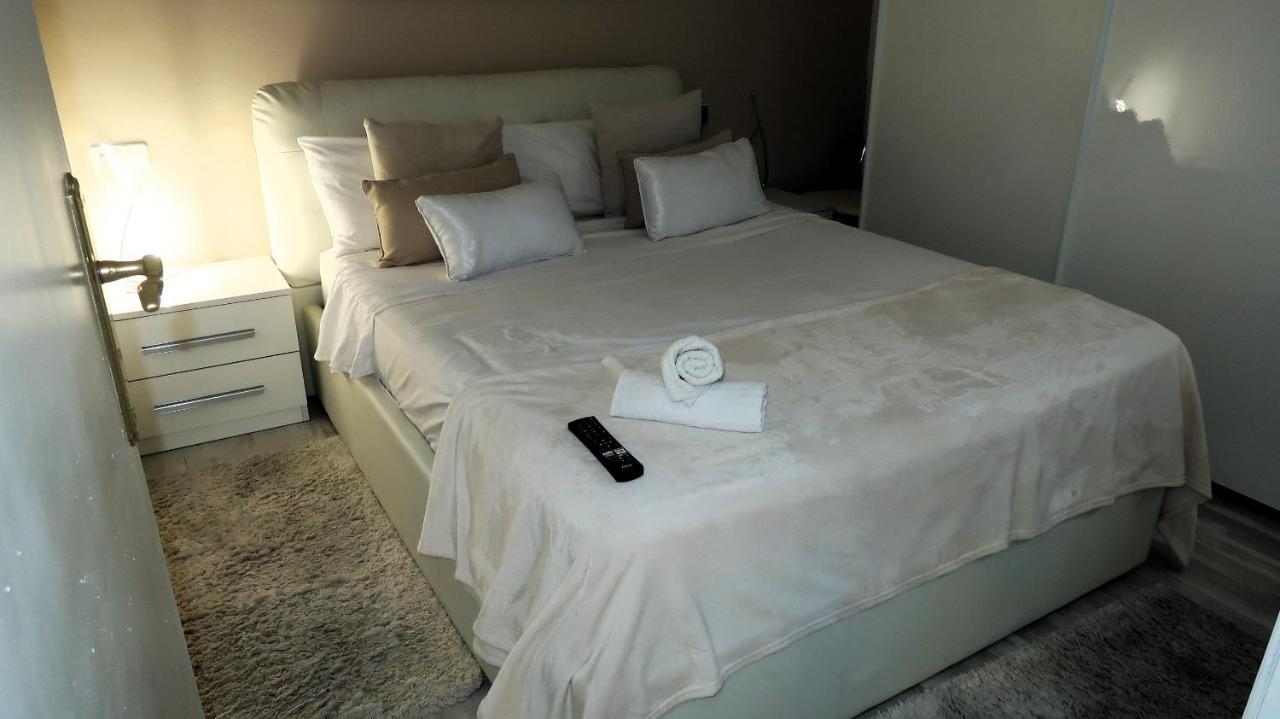 Apartment Entire , 2 Bedrooms Newly Remodeled Center Barcelona