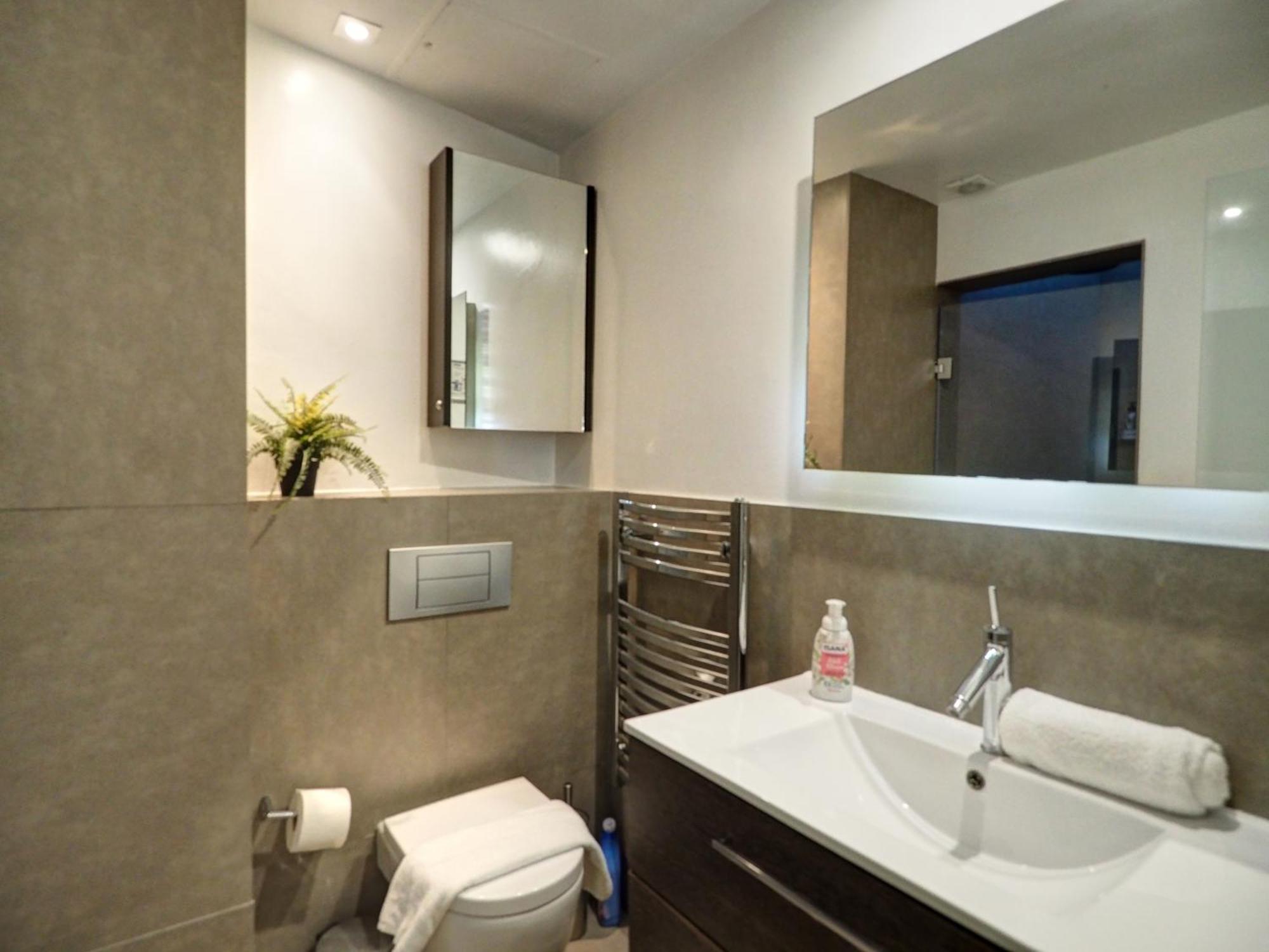 Apartment Chic By Hello Homes *