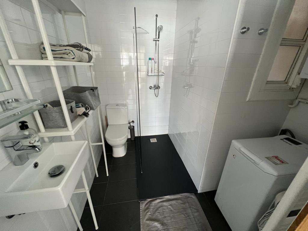 Sunny Flat In 30 Seconds To Beach, Balcony & Sea Views! Apartamento
