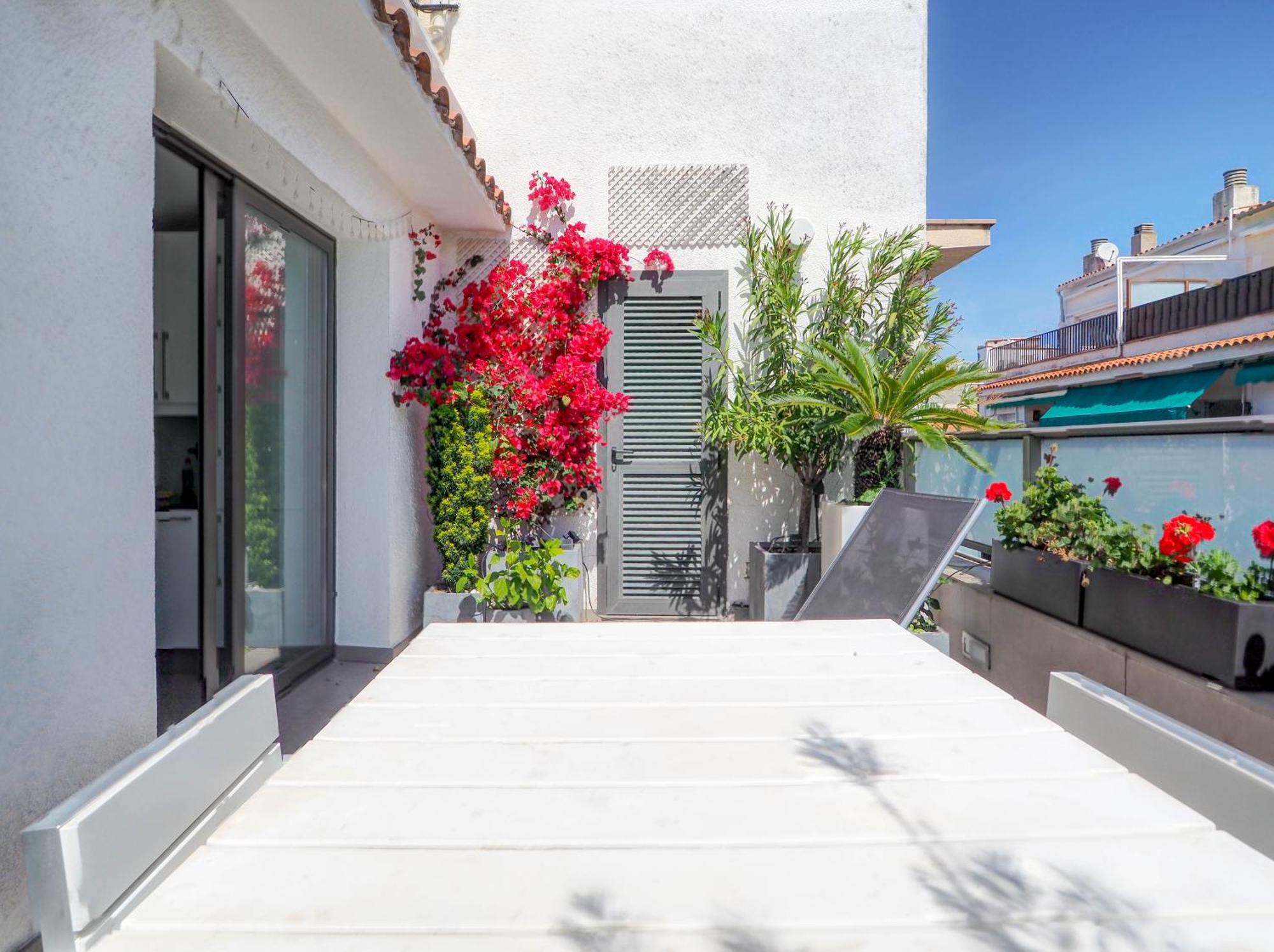 Chic By Hello Homes *