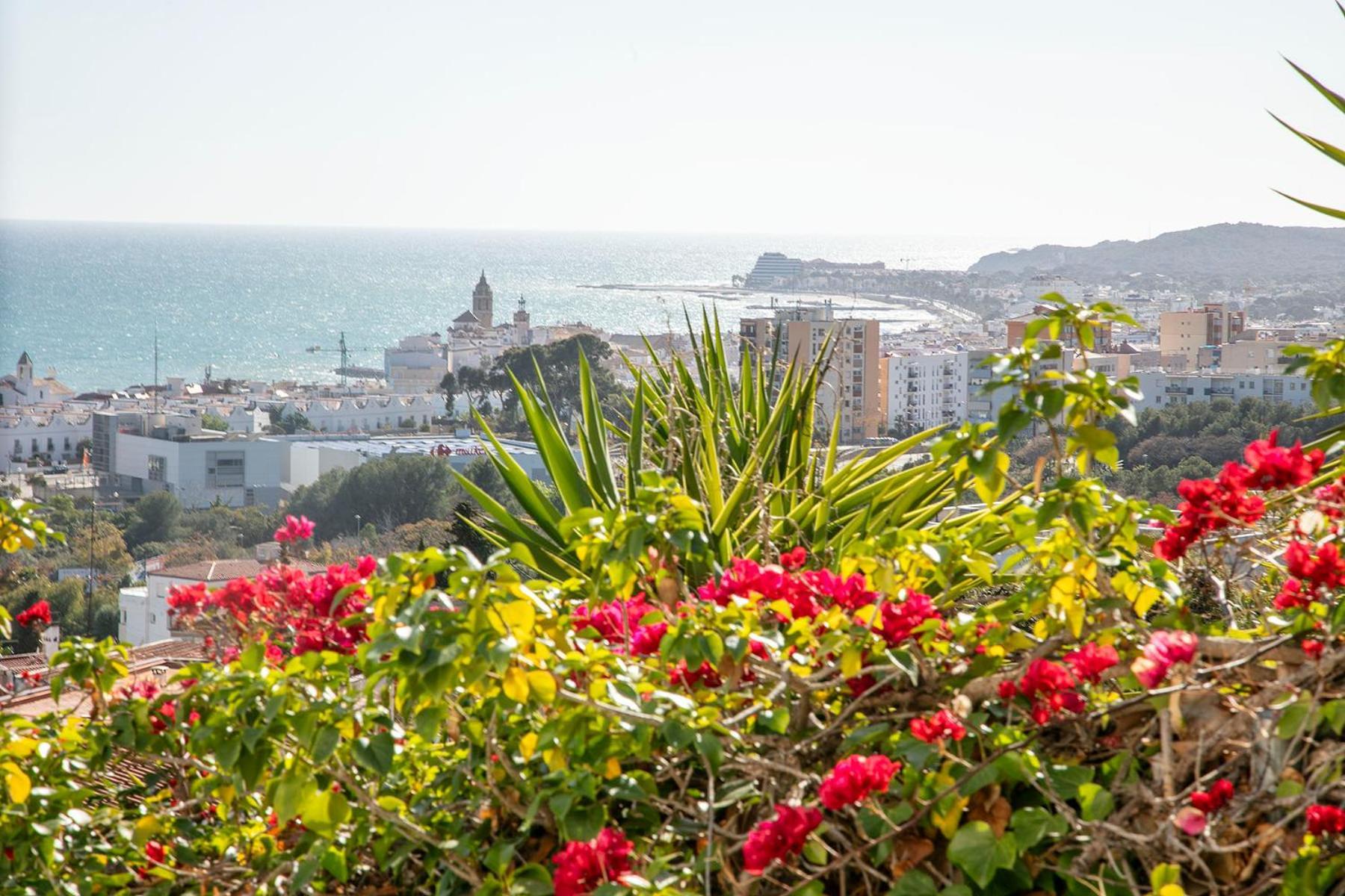 House With Amazing Views , Overlooking The Festival Town Of * Sitges