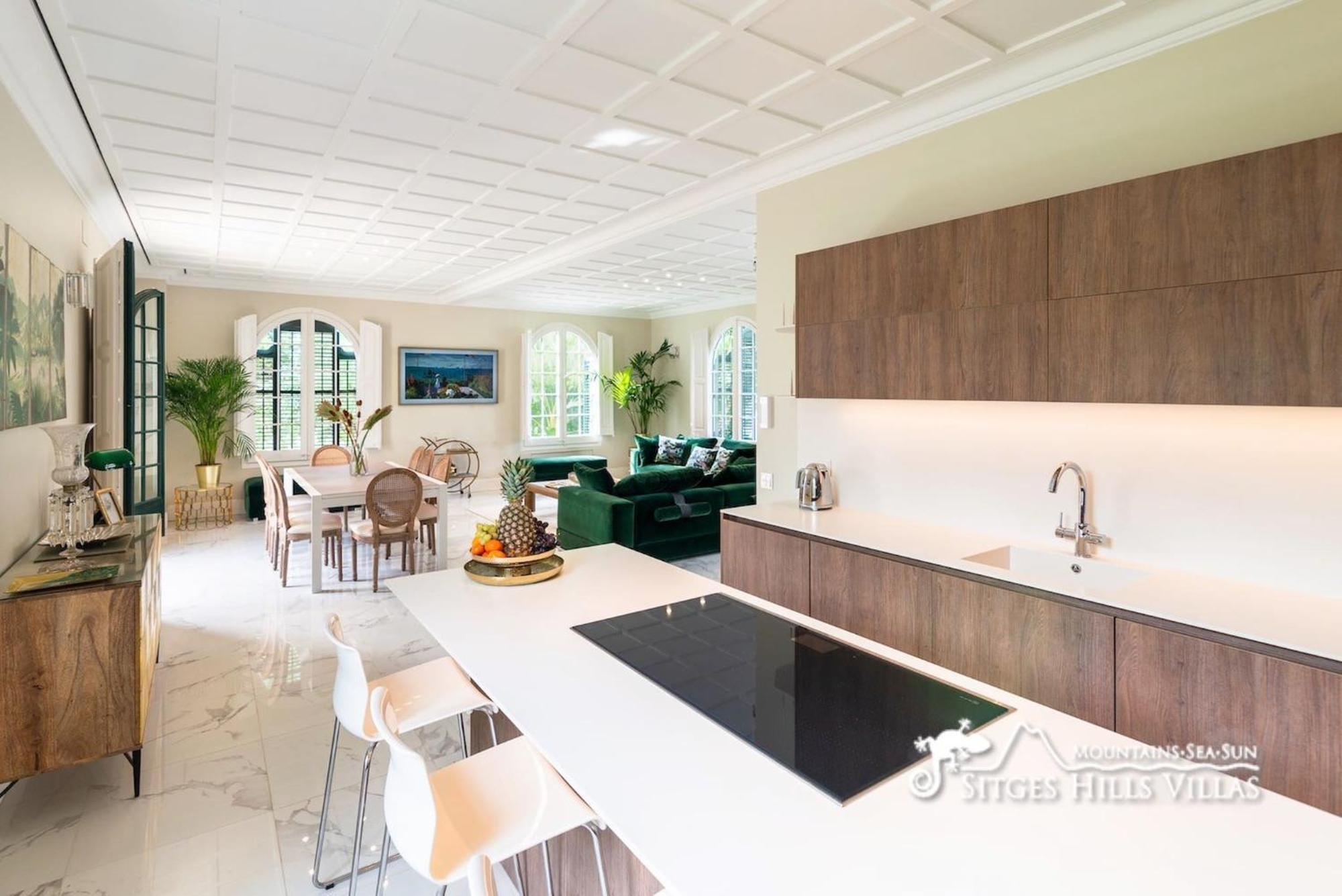 De Leones In Heart Of By And Town With A/c And Games Villa