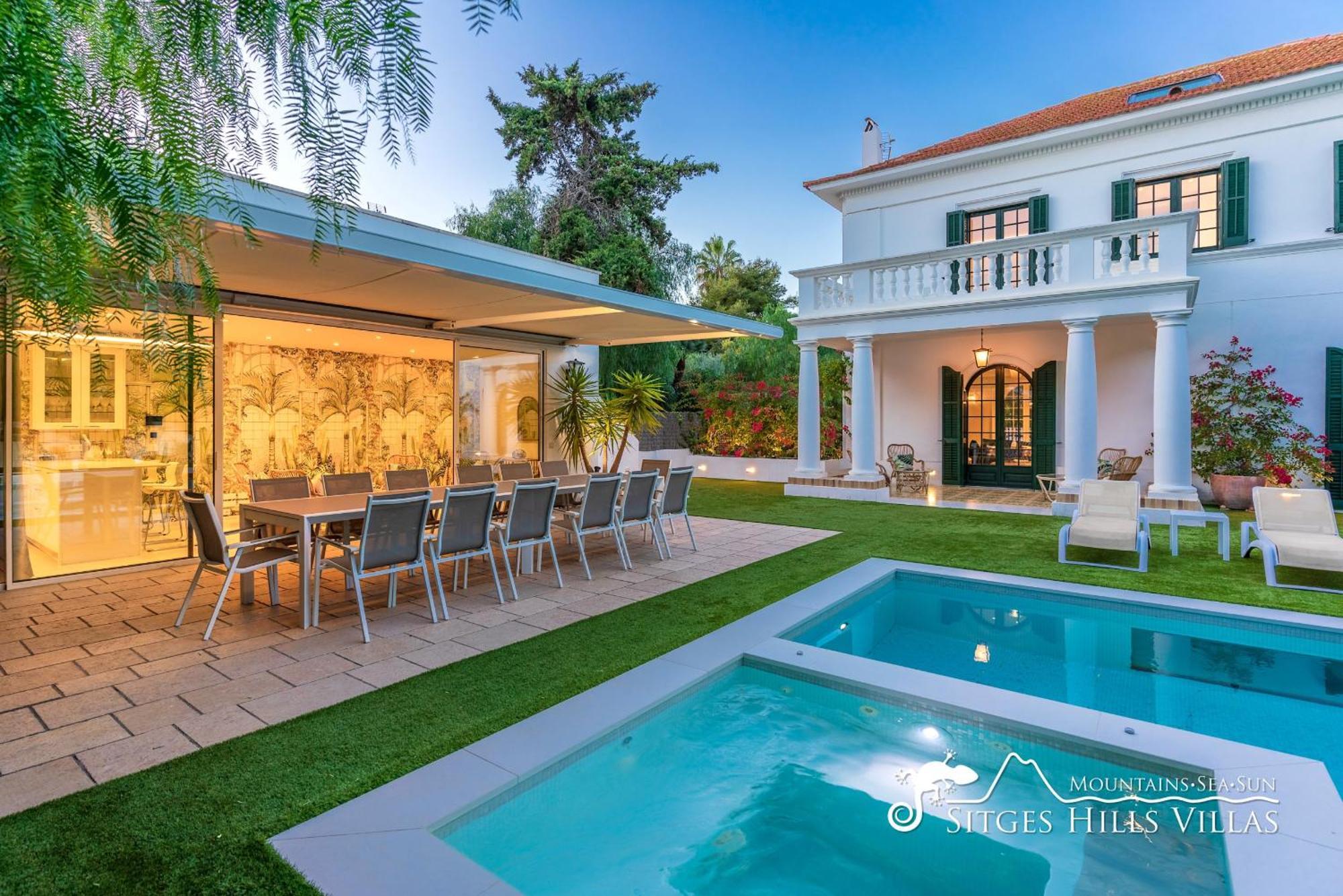 De Leones In Heart Of By And Town With A/c And Games Villa Sitges