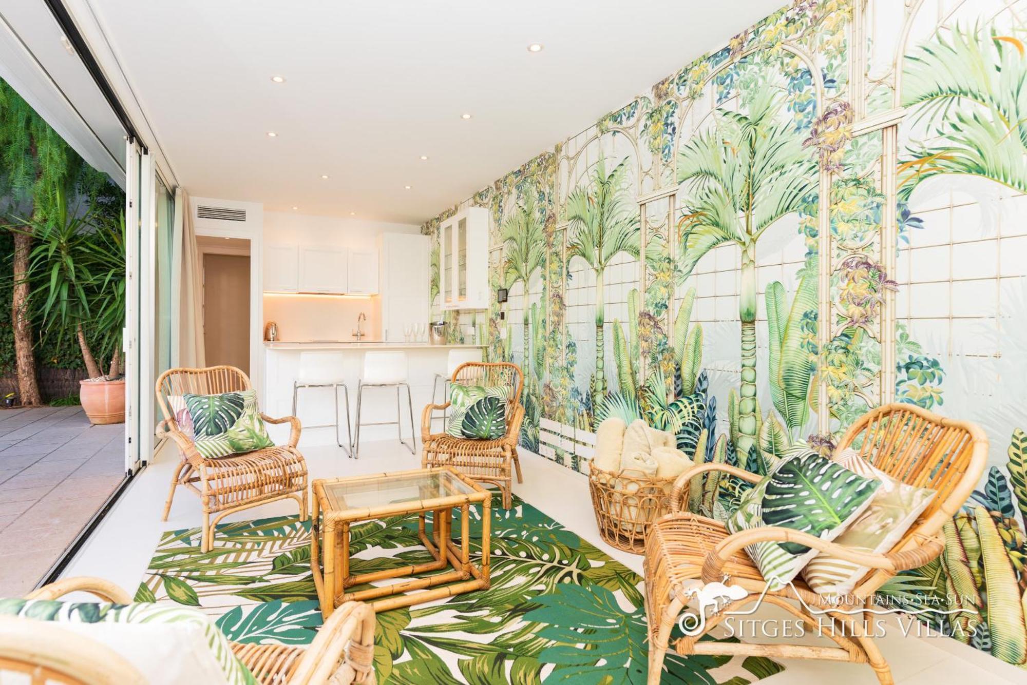 De Leones In Heart Of By And Town With A/c And Games Villa Sitges
