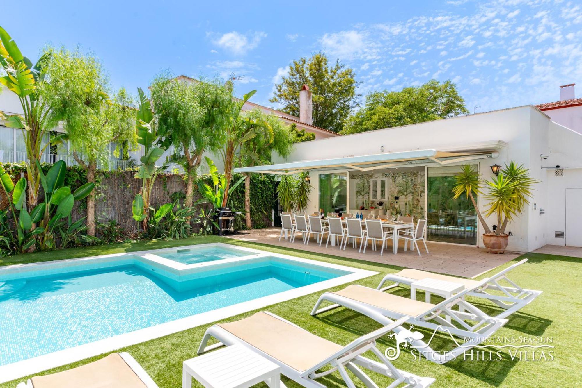 De Leones In Heart Of By And Town With A/c And Games Villa Sitges