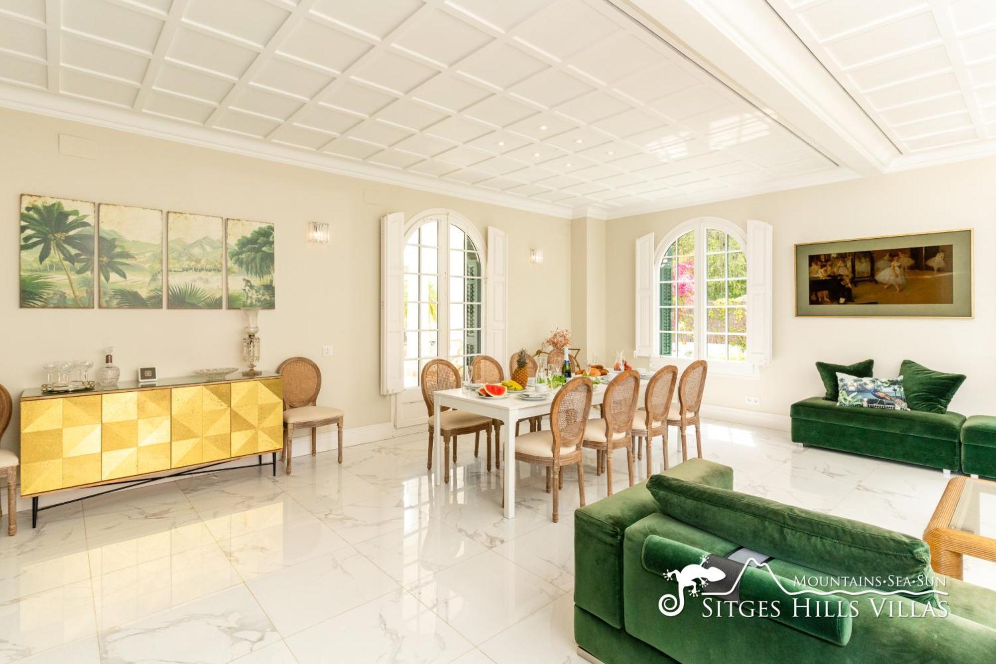 De Leones In Heart Of By And Town With A/c And Games Villa *