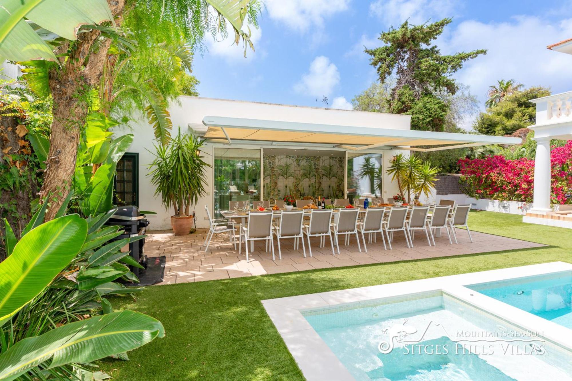 De Leones In Heart Of By And Town With A/c And Games Villa Sitges