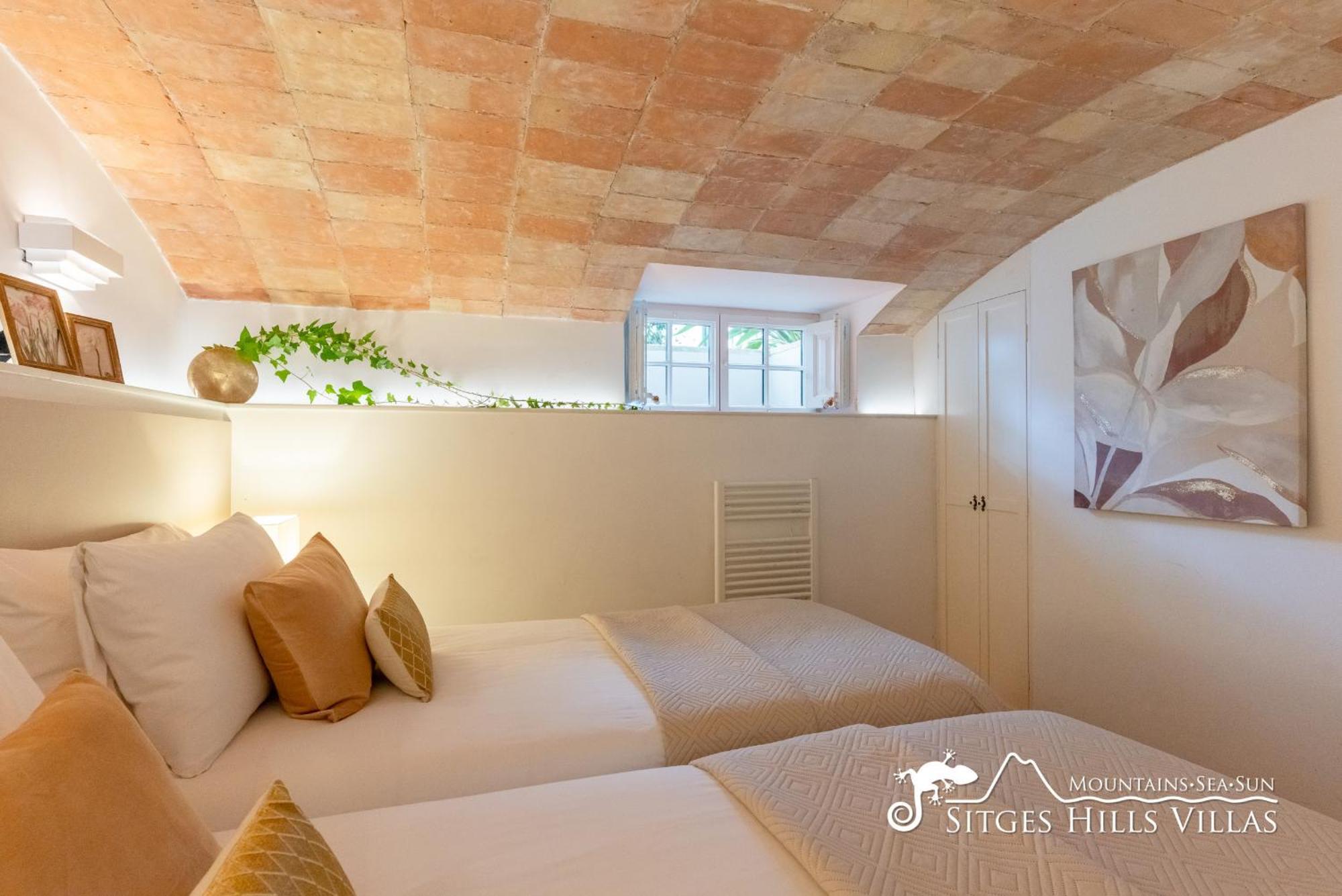 Villa De Leones In Heart Of By And Town With A/c And Games