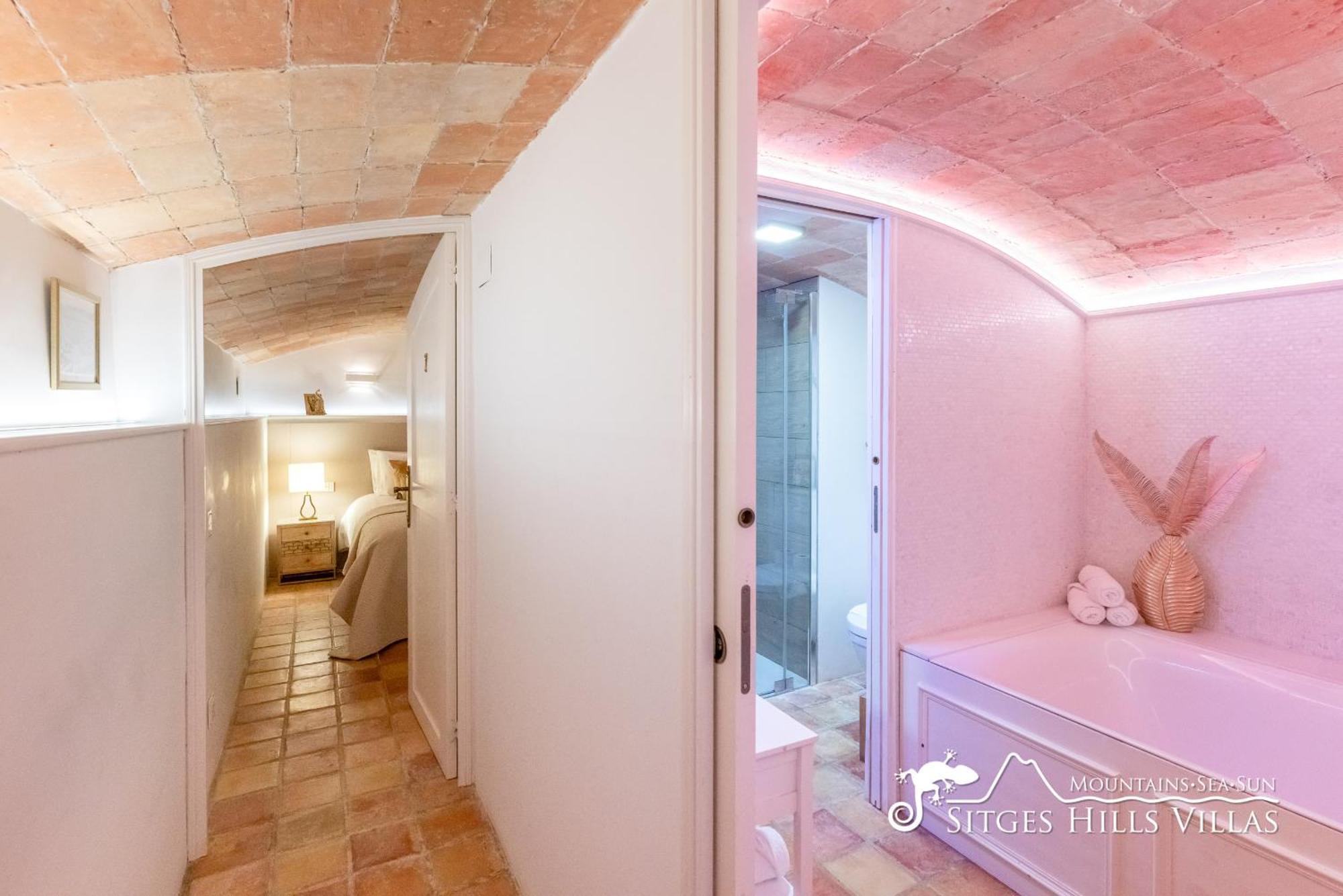 De Leones In Heart Of By And Town With A/c And Games Villa Sitges