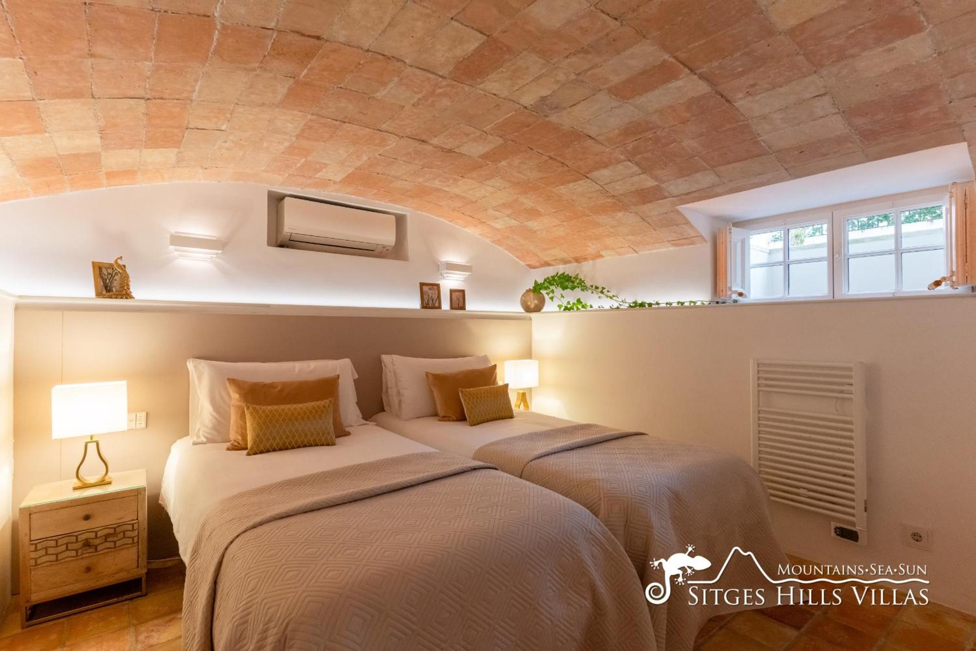 De Leones In Heart Of By And Town With A/c And Games Villa