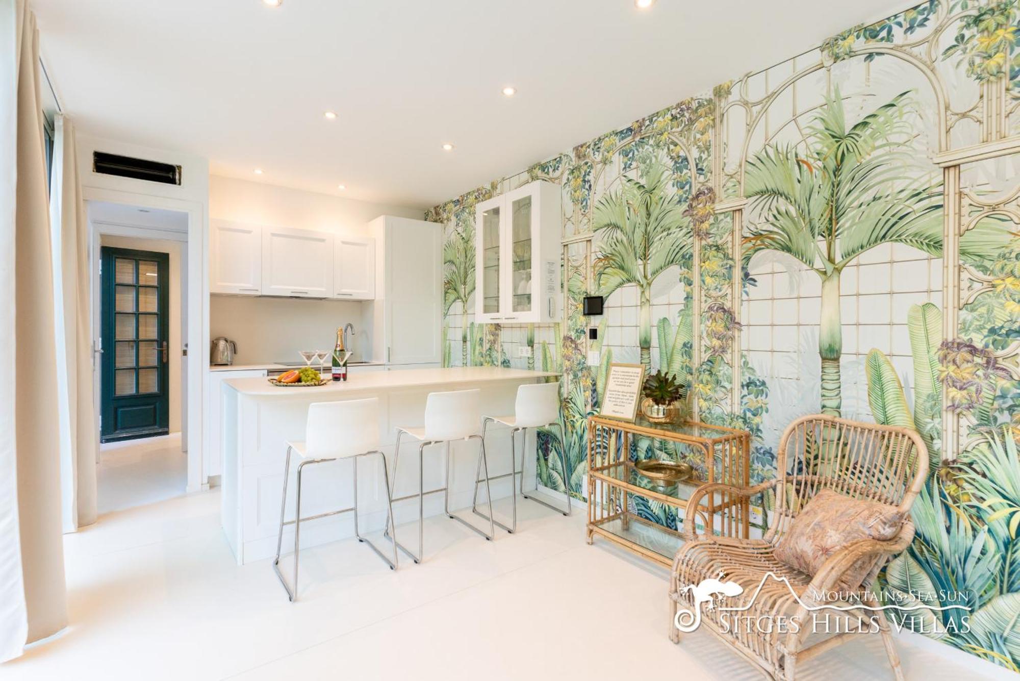 De Leones In Heart Of By And Town With A/c And Games Villa *