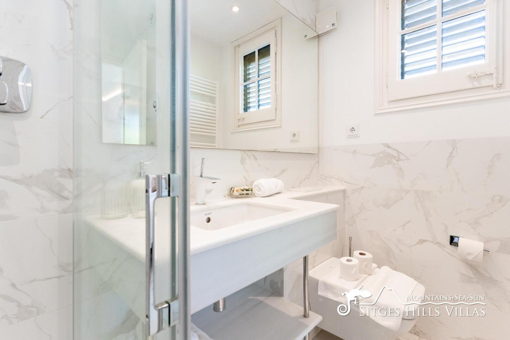 De Leones In Heart Of By And Town With A/c And Games Villa Sitges