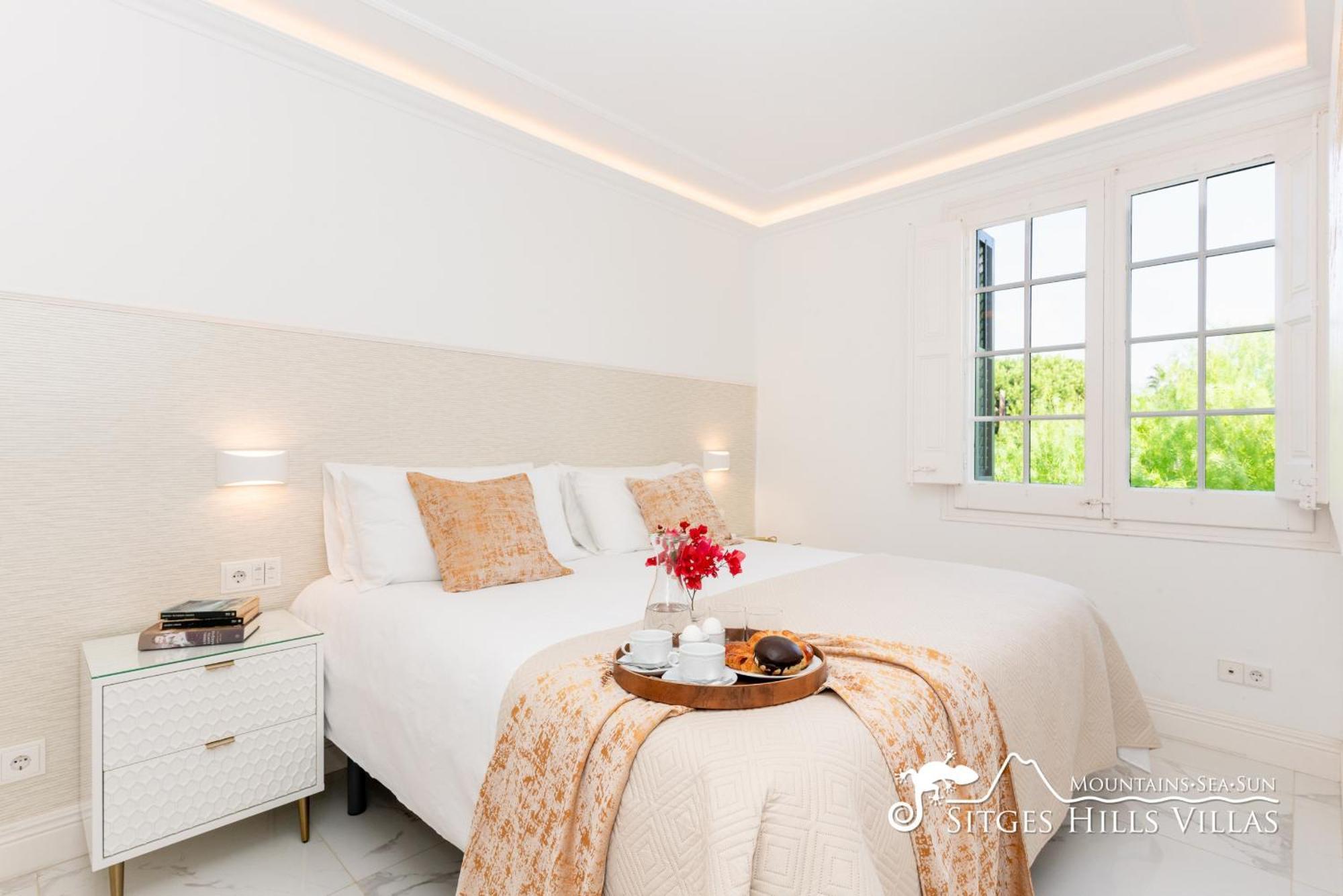 De Leones In Heart Of By And Town With A/c And Games Villa Sitges