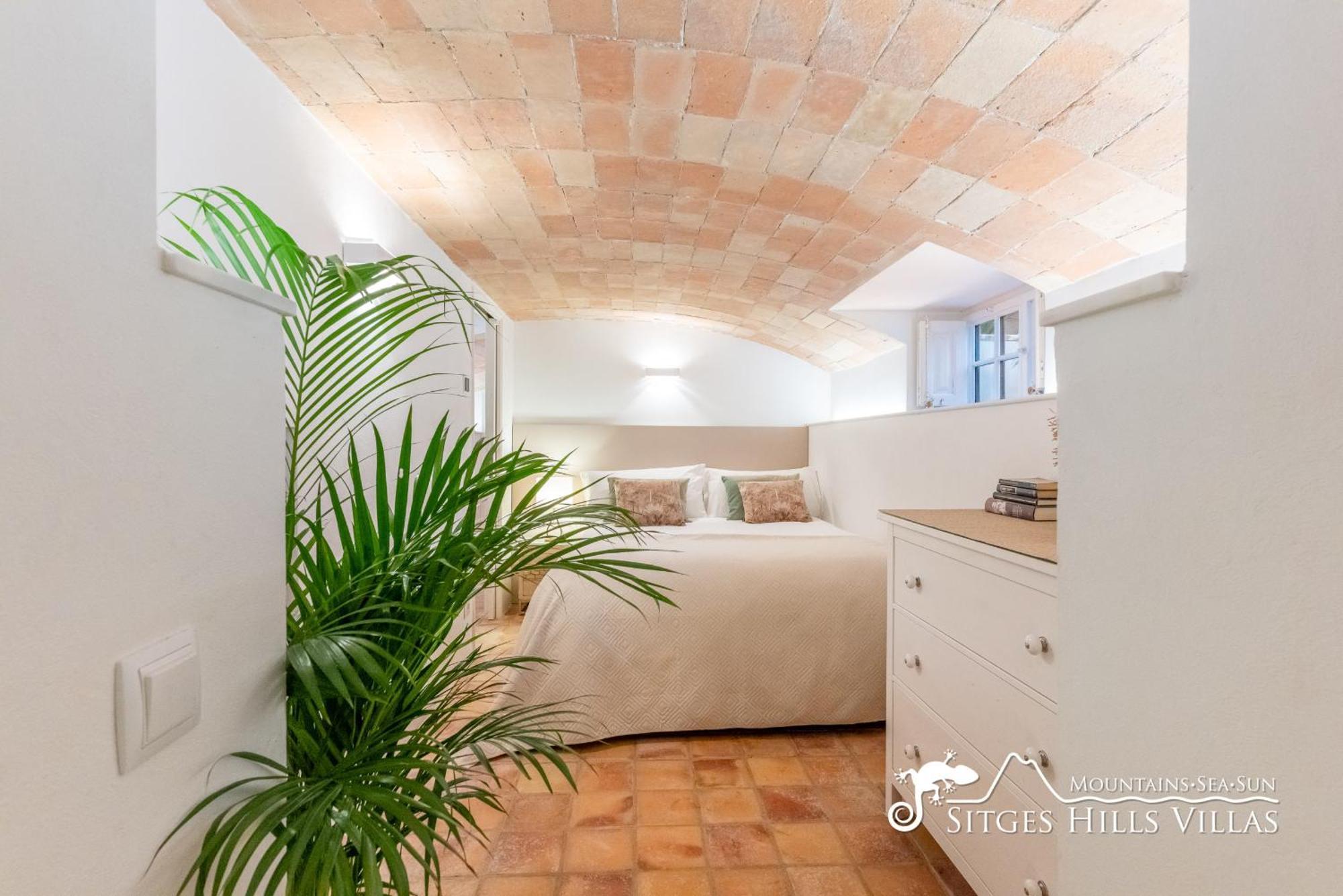 De Leones In Heart Of By And Town With A/c And Games Villa