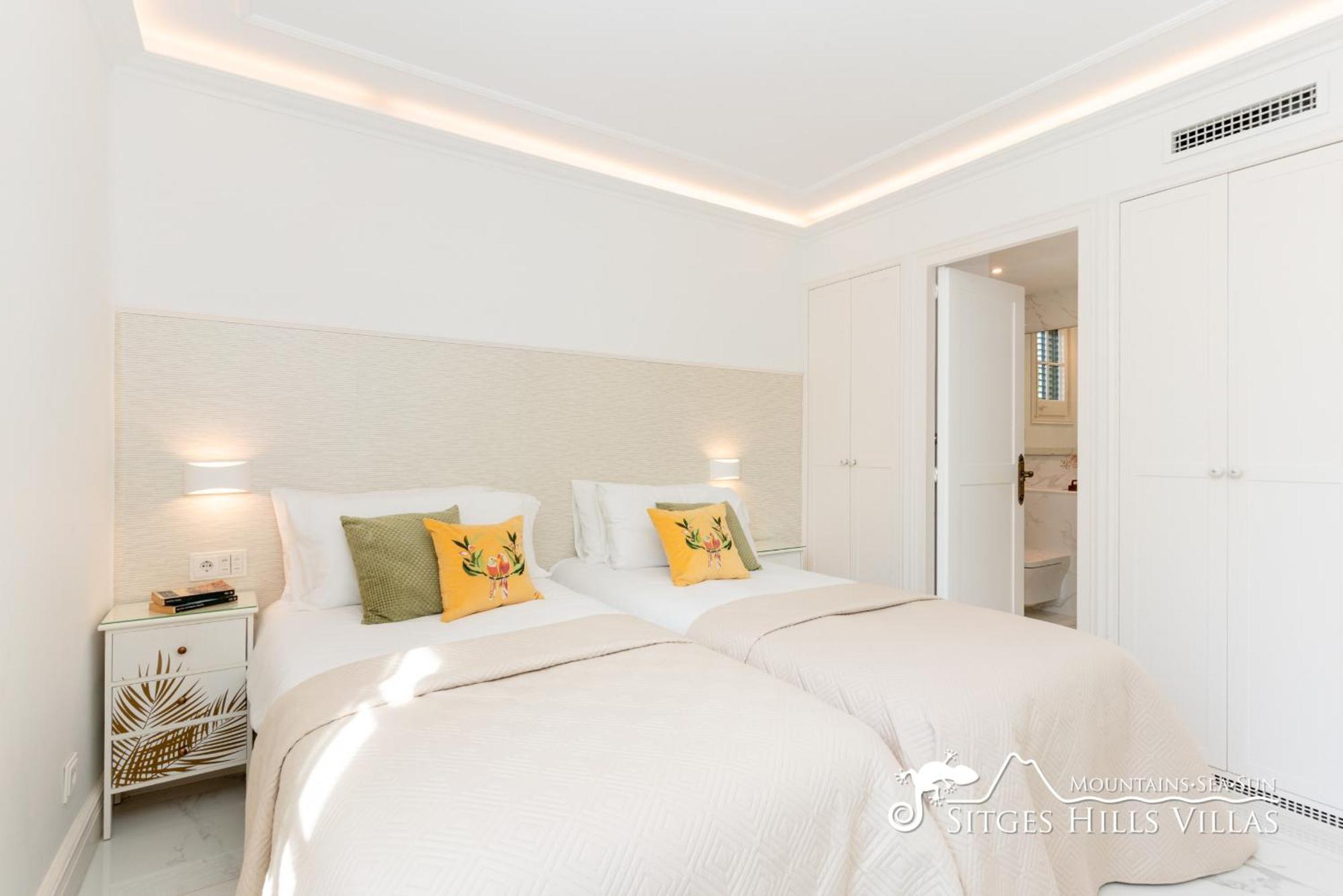 De Leones In Heart Of By And Town With A/c And Games Villa Sitges