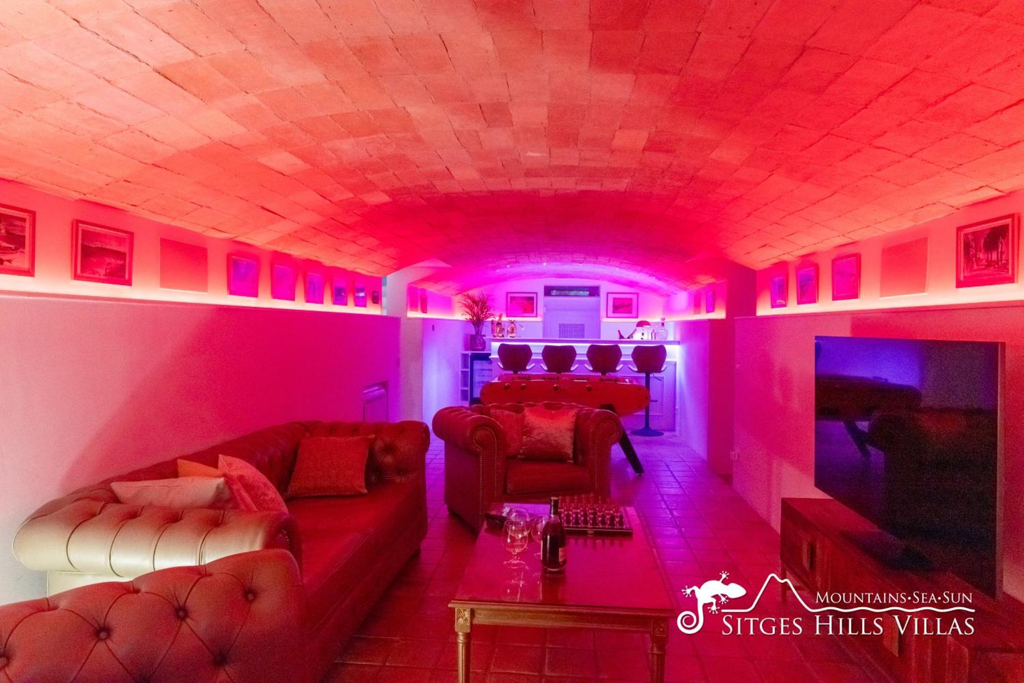 De Leones In Heart Of By And Town With A/c And Games Villa *