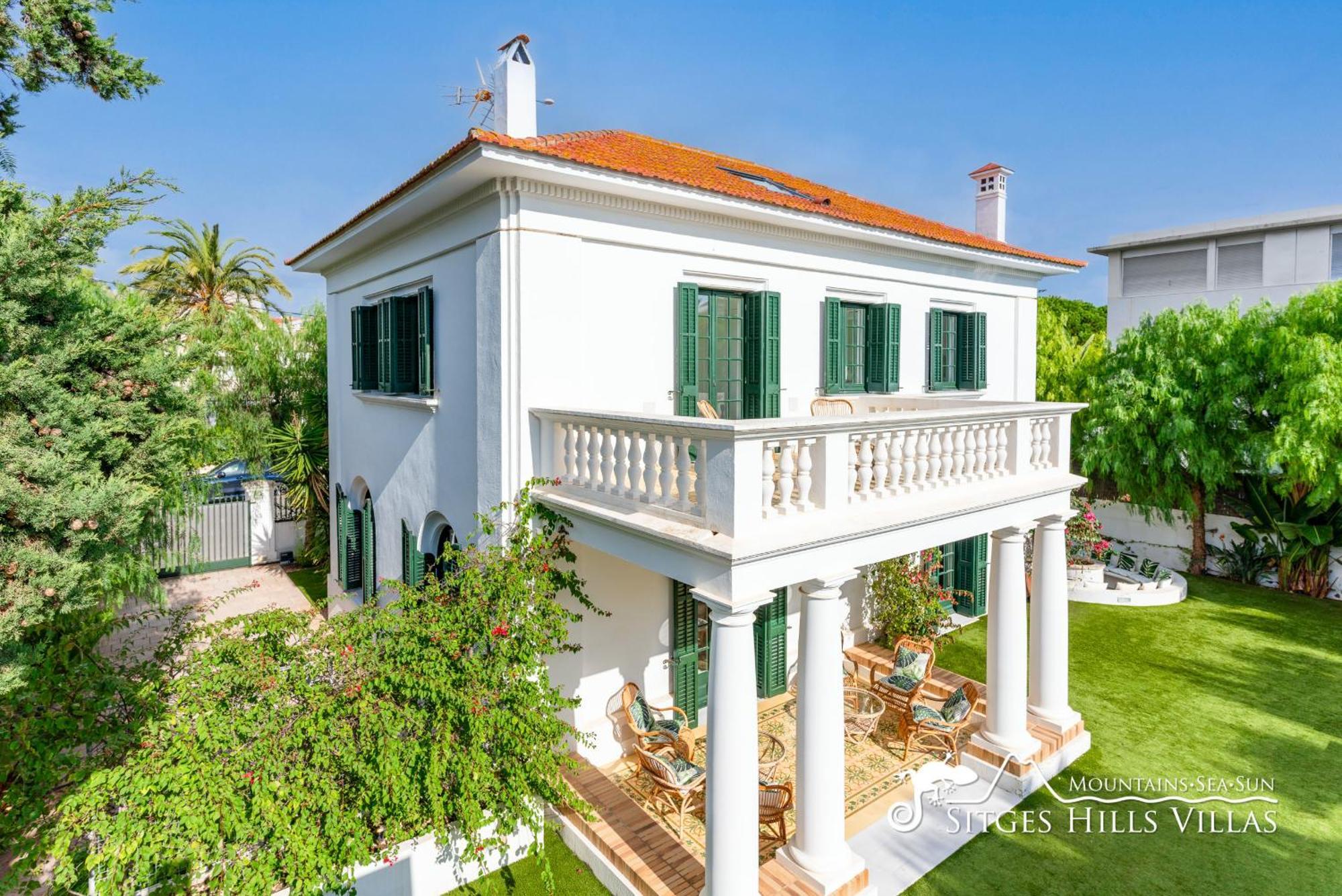 De Leones In Heart Of By And Town With A/c And Games Villa