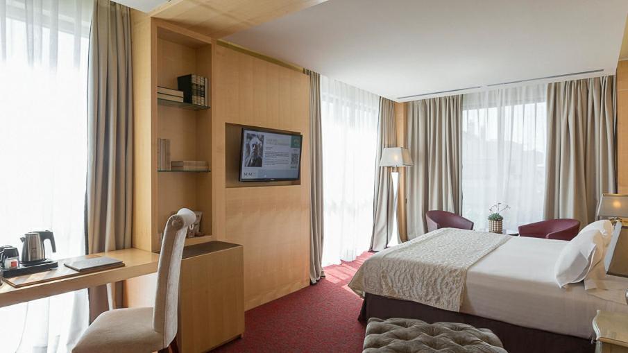 Hotel Mim & 4*